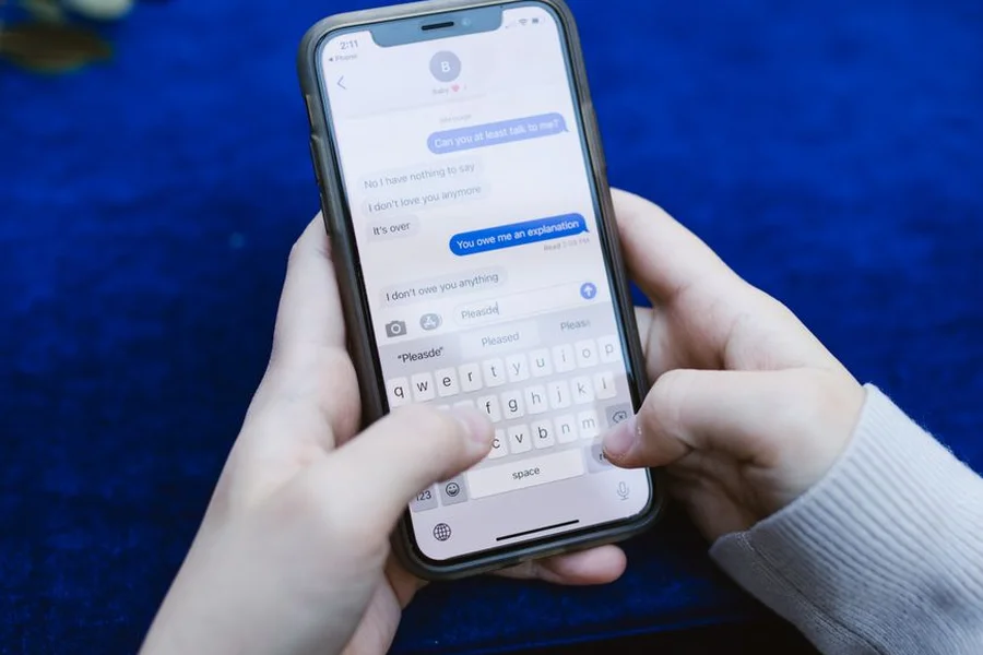 Typing text message on smartphone